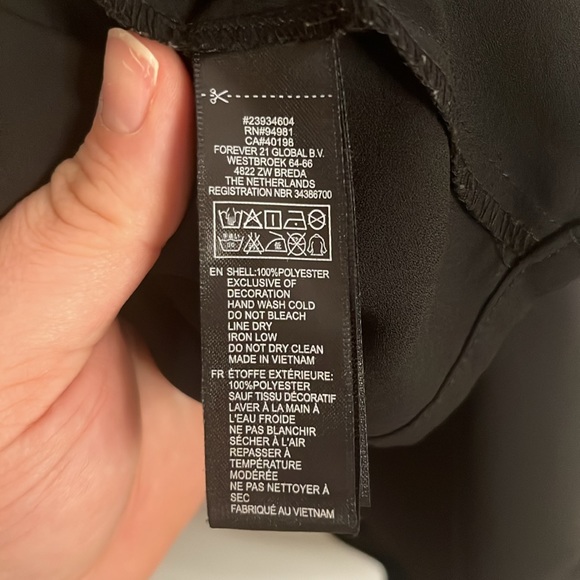 Forever 21 Black Sleeveless Blouse with White Pearl Collar Large - Picture 7 of 7